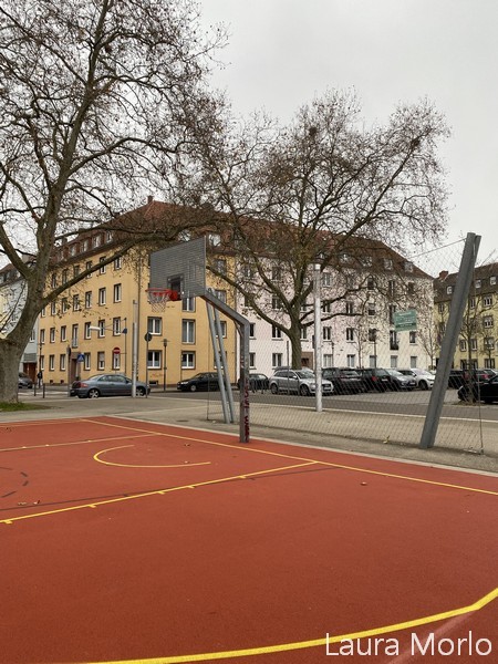 Das Bild zeigt das Softball-/Basketballfeld am Landwehrplatz in Saarbrücken, welches kostenfrei genutzt werden kann.