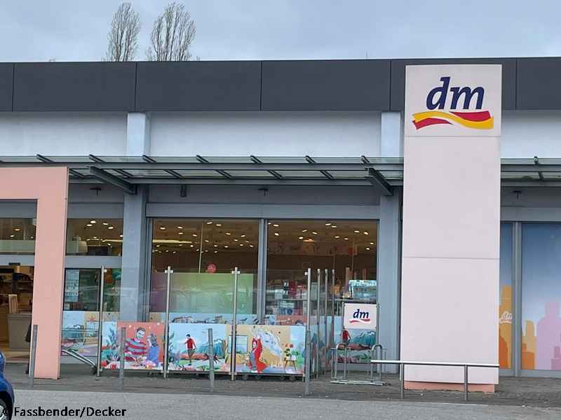 Ein Bild von den Eingang von einer Drogerie namens DM