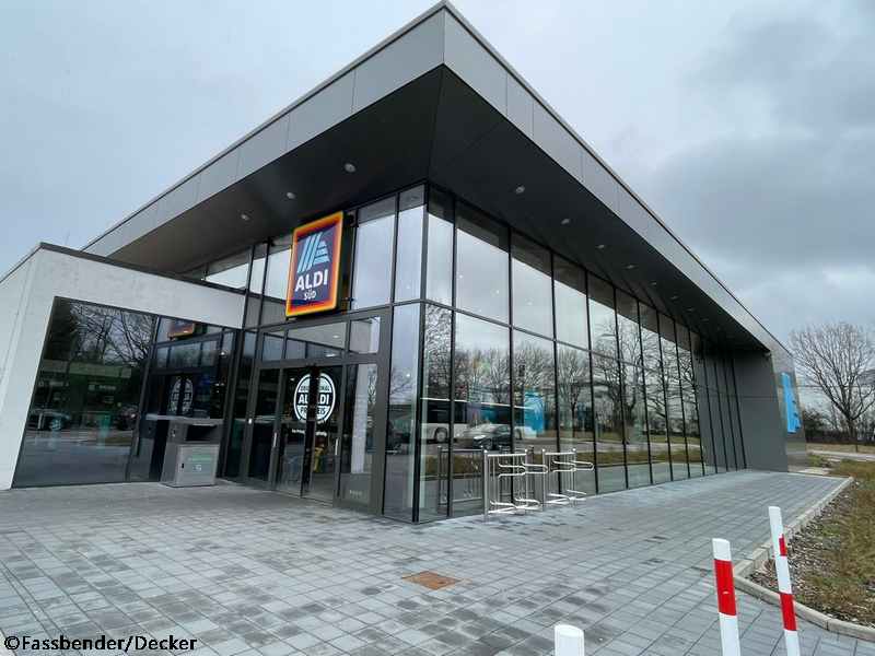 Ein Bild von den Eingang von einen Einzelhandel namens Aldi