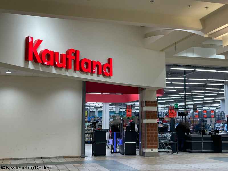 Ein Bild von den Eingang von einen Supermarkt namens Kaufland